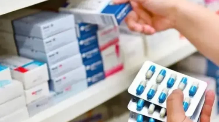 الصحة بغزة تحذر من نفاد الأدوية والمستلزمات الطبية