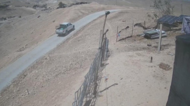 مستوطنون يغلقون الطريق المؤدية لعرب المليحات ويحصون منازل المواطنين