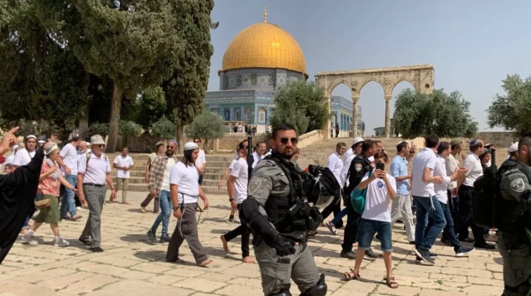 عشرات المستوطنين يقتحمون الأقصى بحماية شرطة الاحتلال