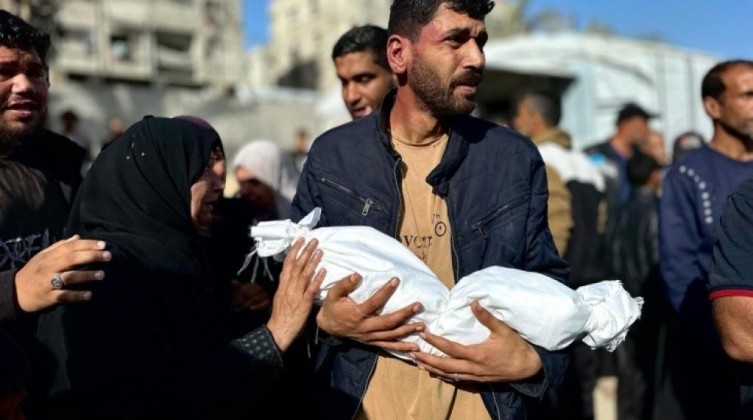 "اليونيسف": 45 طفلًا قُتلوا في غزة خلال يومين والكارثة الإنسانية تتفاقم"**