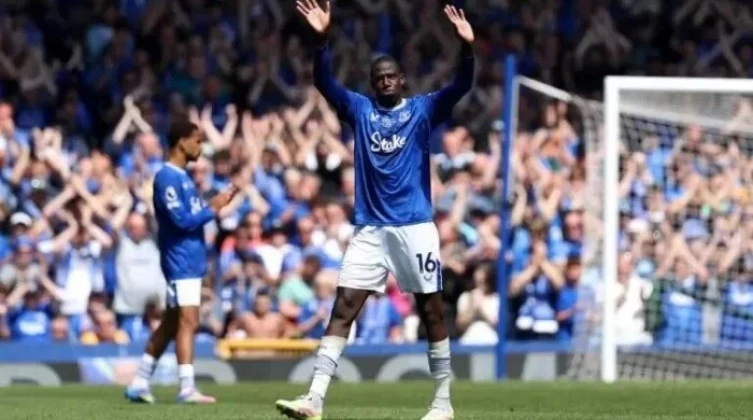 دوكوري يعلن رحيله عن إيفرتون