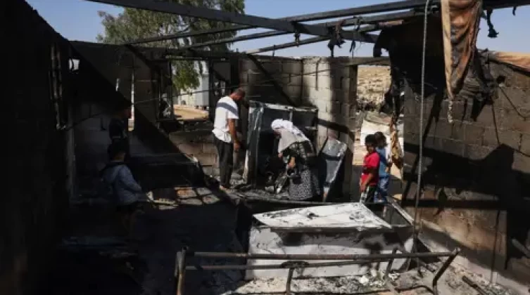 تحت حماية الجيش.. مستوطنون يعتدون على منازل في الضفة الغربية