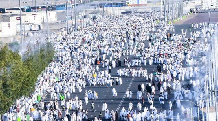 الحجاج يواصلون رمي الجمرات قبيل اختتام مناسك الحج