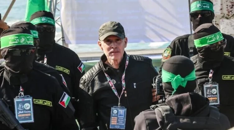 رهينة إسرائيلي يكشف تفاصيل لقائه بقائد في حماس خلال أسره في غزة