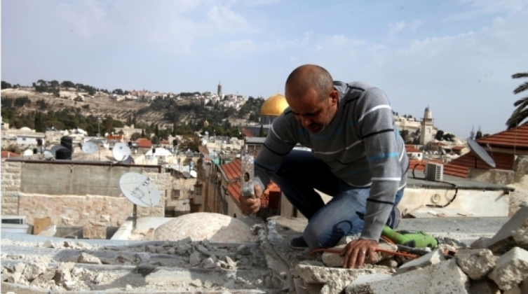 الاحتلال يجبر مقدسيًا على هدم أرضية غرفة وسور في جبل المكبر