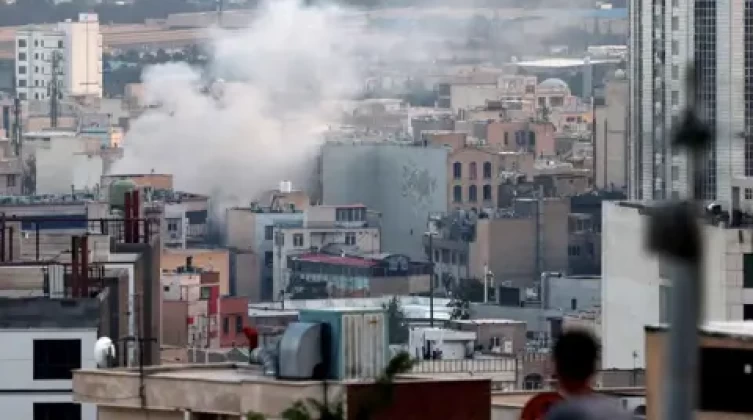 إسرائيل تستهدف منشآت نووية وتغتال عالماً بارزاً في طهران