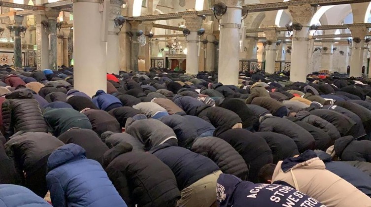 45 ألفًا يؤدون صلاة الجمعة في المسجد الأقصى