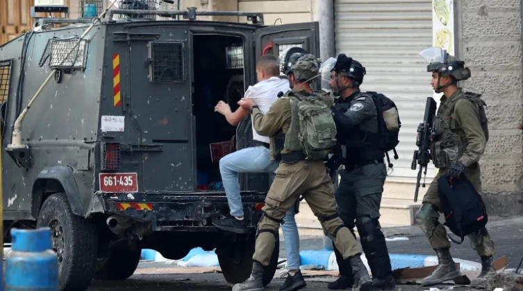 الاحتلال يشن حملة مداهمات واعتقالات واسعة في الضفة
