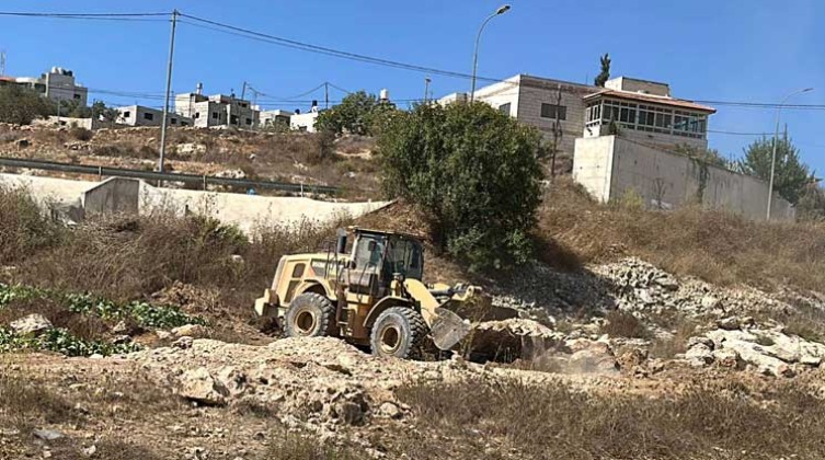 مستوطنون يعيدون بناء بؤرة استيطانية شمال رام الله