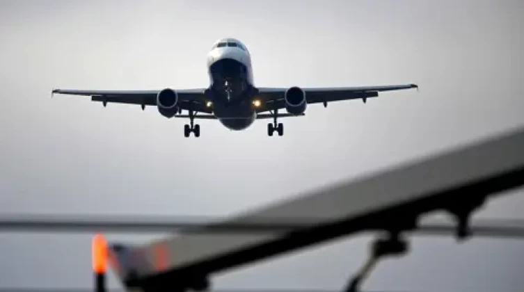 إيران تعيد فتح مجالها الجوي وسط وغرب البلاد أمام الرحلات العابرة