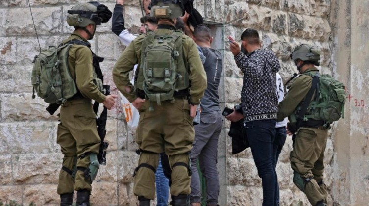 الاحتلال تشن حملة اقتحامات ومداهمات بالضفة والقدس