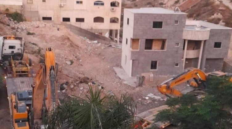 الاحتلال يهدم منزلًا من 3 طوابق في كفر قاسم بالداخل