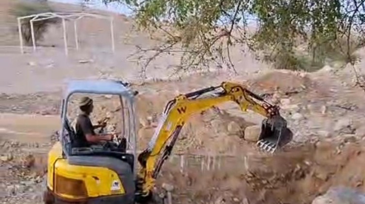 مستوطنون يُجرفون أراضٍ زراعية في قرية شلال العوجا بأريحا