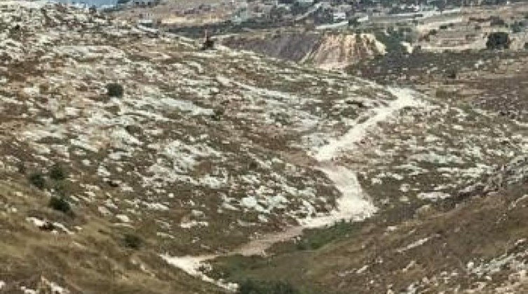 الاحتلال يشق طريقًا عسكريًا شمال طوباس