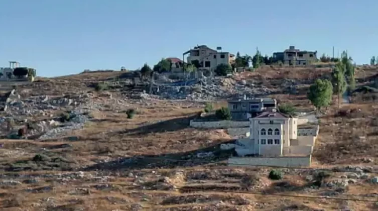 بالفيديو: الاحتلال يستهدف سيارة ويفجر منزلاً جنوبي لبنان