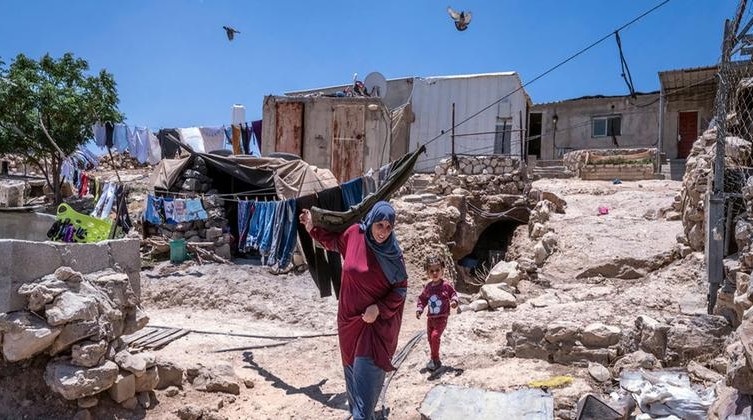 الاحتلال يطرد مواطنين من أراضيهم في منطقة الحمرة بمسافر يطا