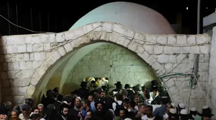 بالفيديو: عشرات المستوطنين يقتحمون قبر يوسف في نابلس