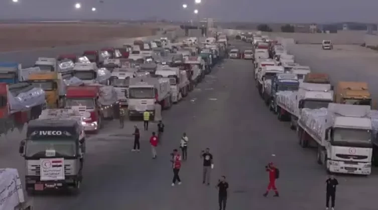 بالفيديو: بدء تحرك شاحنات المساعدات من مصر إلى قطاع غزة
