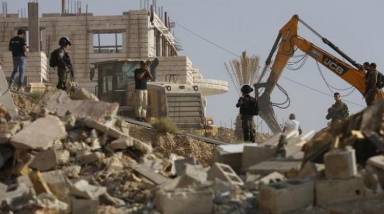 الاحتلال يهدم منزلًا ومحلًا تجاريًا في بلدة العوجا شمال أريحا