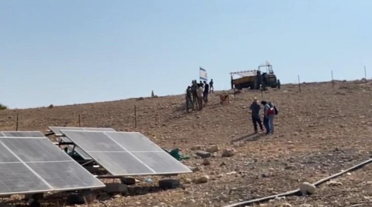 مستوطنون يواصلون تسييج أراضٍ مصادرة في الأغوار الشمالية