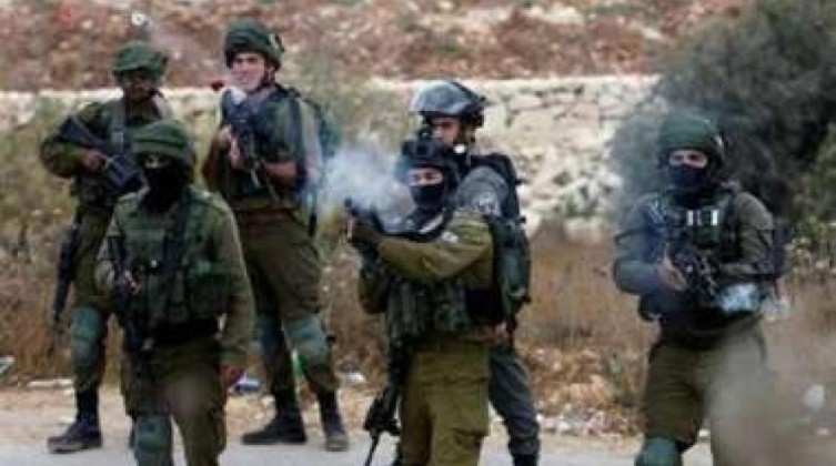 القدس: الاحتلال يُصيب شابًا بقنبلة غاز باقتحامه بلدة الرام