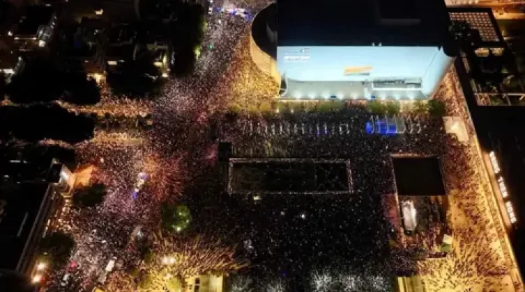 عشرات آلاف الإسرائيليين يتظاهرون في تل أبيب لوقف حرب غزة