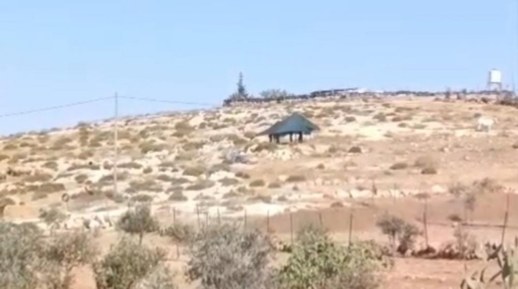 مستوطنون ينصبون خيمة قرب مساكن المواطنين بمسافر يطا