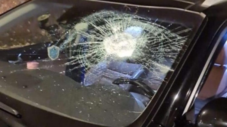 مستوطنون يهاجمون مركبات المواطنين جنوب بيت لحم