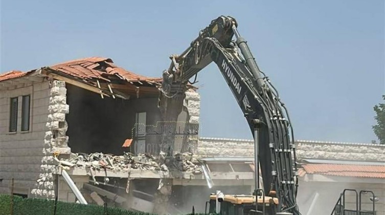 جرافات الاحتلال تهدم منزلًا في عزبة سلمان جنوب قلقيلية