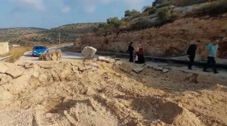 مستوطنون يجرفون أراضي المواطنين شرقي يطا