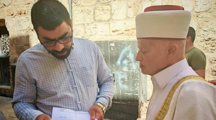 الاحتلال يُبعد مفتي القدس عن الأقصى 6 أشهر