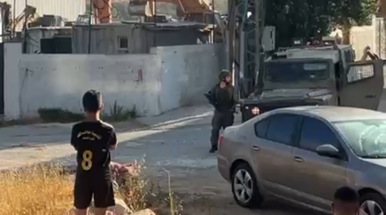الاحتلال يهدم بركسًا تجاريًا قرب مخيم الجلزون برام الله