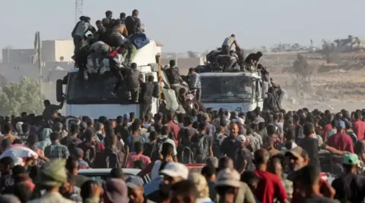 20 شهيداً إثر انقلاب شاحنة مساعدات وسط قطاع غزة