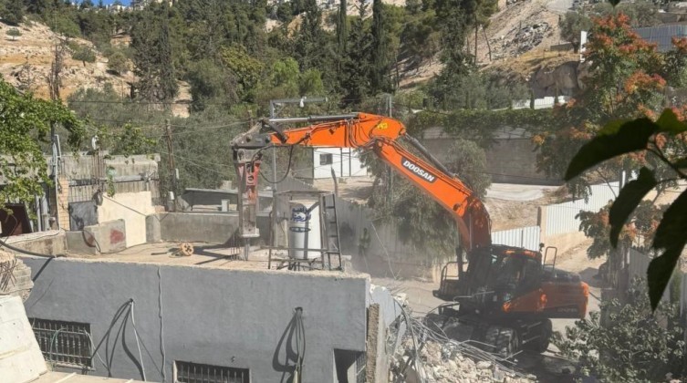 بلدية الاحتلال تهدم منزلين في سلوان