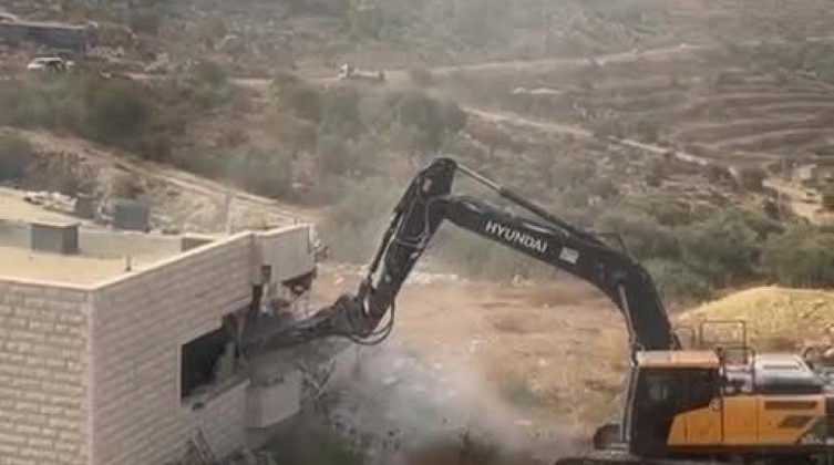 الاحتلال يهدم منزلًا في سلواد شرق رام الله