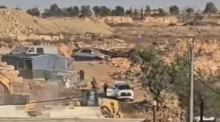 الاحتلال يهدم منشأة زراعية وكوخًا وسورًا بالقدس