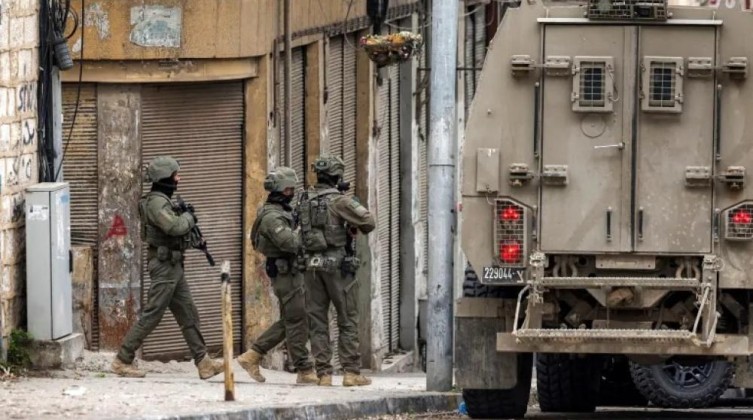 الاحتلال يداهم منازل ويعتقل 24 مواطنًا من نابلس وطولكرم