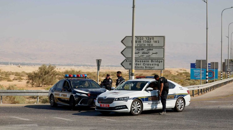 الاحتلال يعيد فتح معبر الكرامة الحدودي مع الأردن