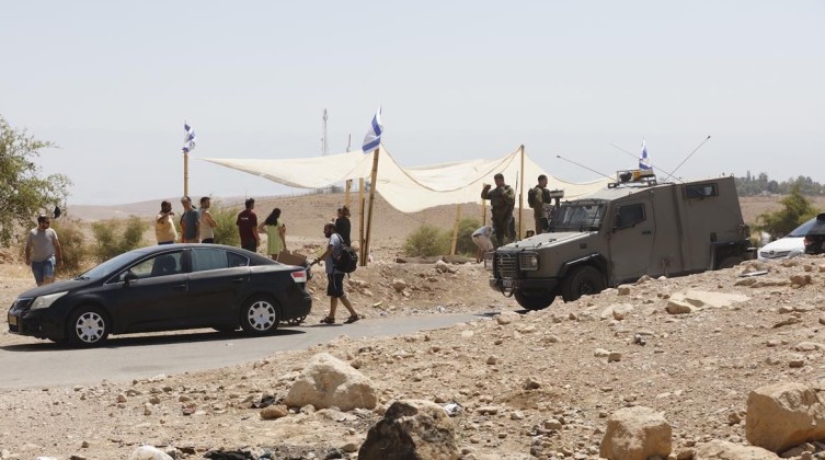 مستوطنون يقتحمون شلال العوجا شمالي أريحا