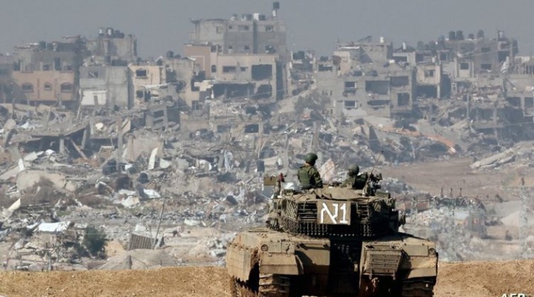 الجيش الإسرائيلي يُحكم الطوق على غزة من ثلاثة محاور