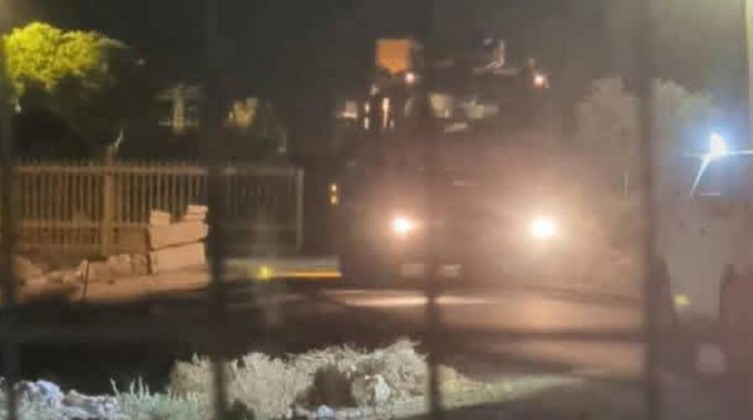 مستوطنون يواصلون نصب "كرفانات" قرب أم الخير جنوب الخليل