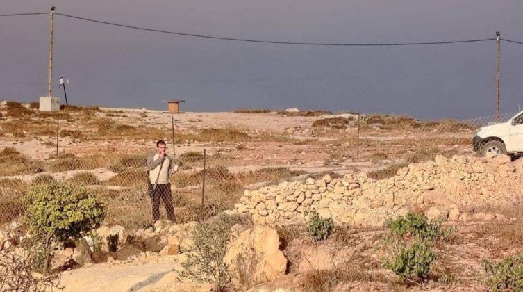 مستوطن يتجوّل قرب منزل في خربة الركيز بمسافر يطا