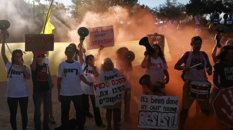 بالفيديو: إحراق مركبات وتظاهرات أمام منزل نتنياهو رفضًا لاستمرار الحرب