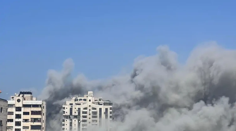بالفيديو: جيش الاحتلال ينسف برج مشتهى في مدينة غزة