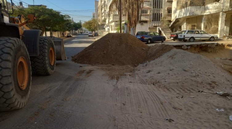 الاحتلال يغلق طرقًا فرعية في قرية اللبن الشرقية