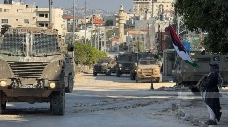 الاحتلال يقتحم نابلس ورام الله ويداهم منازل المواطنين