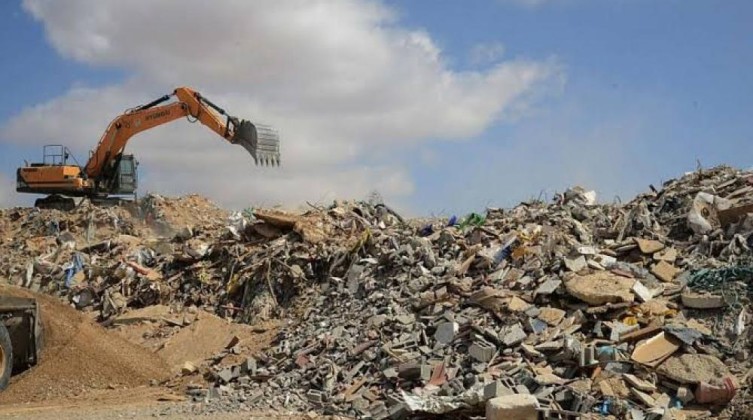 الاحتلال يُلقي نفايات ومخلفات البناء داخل قطاع غزة