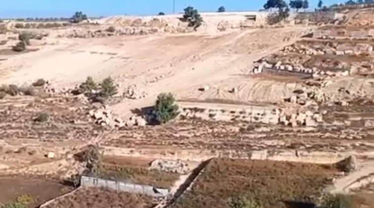 الاحتلال يُجرف عشرات الدونمات جنوب الخليل