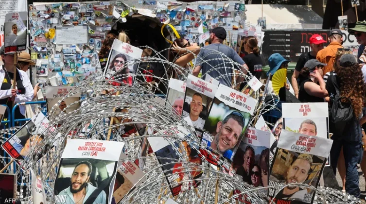 عائلات رهائن إسرائيل تطالب بتعليق مفاوضات المرحلة الثانية من اتفاق غزة