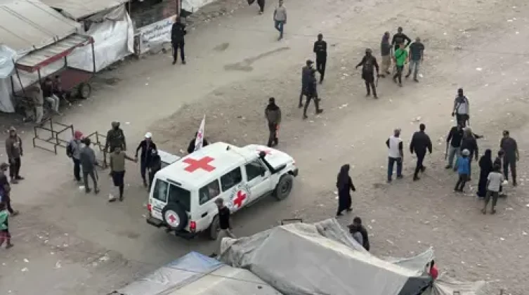 الصليب الأحمر يتسلم 7 رهائن إسرائيليين من حماس في غزة